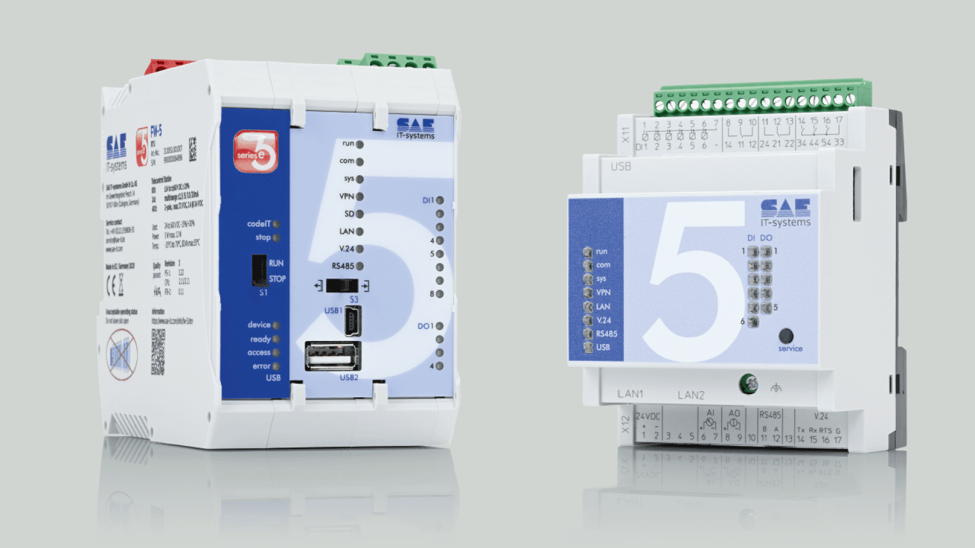 Zwei industrielle elektronische Steuermodule mit mehreren Eingangs-/Ausgangsanschlüssen, bezeichnet als SAF, Modell F5. Die Geräte verfügen über USB-, LAN- und andere Anschlüsse, ein blau-weißes Gehäuse und Status-LEDs auf hellgrauem Hintergrund.