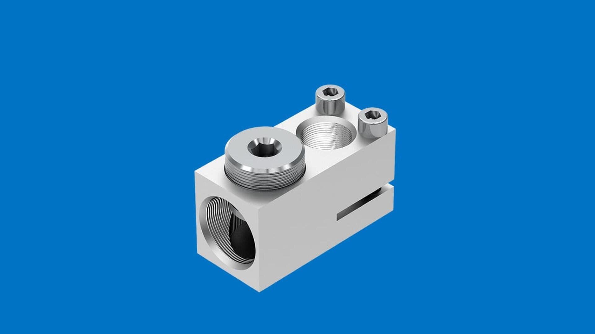 Ein mechanischer Block aus silbernem Metall mit mehreren Gewindelöchern und zwei Schrauben vor einem soliden blauen Hintergrund. Der Block verfügt über eine zylindrische Öffnung auf einer Seite und verschiedene präzisionsgeschnittene Details.