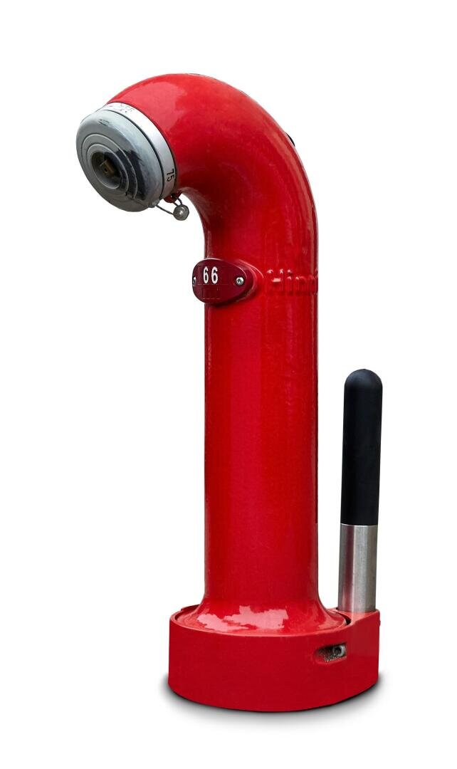 Ein roter Feuerhydrant mit einem gebogenen, aufrechten Design, einer Metallkappe oben, einem Nummernschild mit der Zahl 66 und einem schwarzen vertikalen Griff an der Seite, isoliert auf weißem Hintergrund.