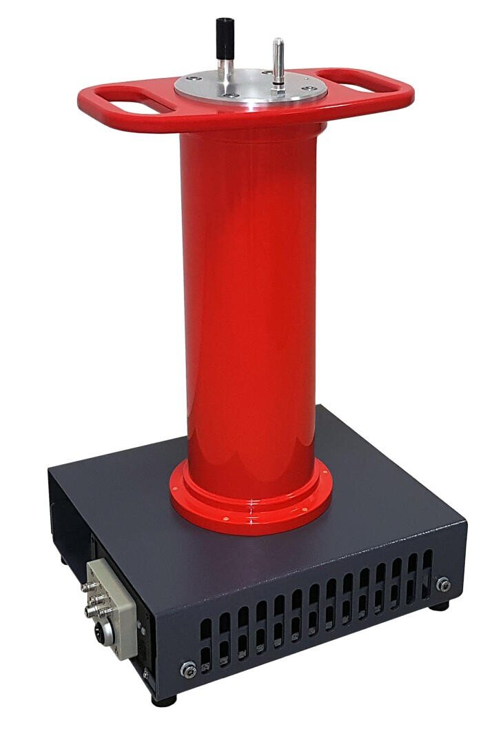Ein rot-schwarzes Hochspannungsprüfgerät mit einer zylindrischen, isolierten Säule, zwei Griffen an der Oberseite und einem belüfteten, rechteckigen Boden mit elektronischen Anschlüssen.