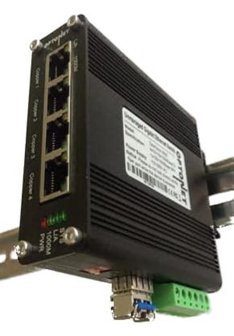 Ein schwarzer industrieller Ethernet-Switch mit vier Ethernet-Ports, LED-Anzeigeleuchten, einem Glasfaseranschluss und einer grünen Klemmleiste, montiert auf einer DIN-Schiene aus Metall.