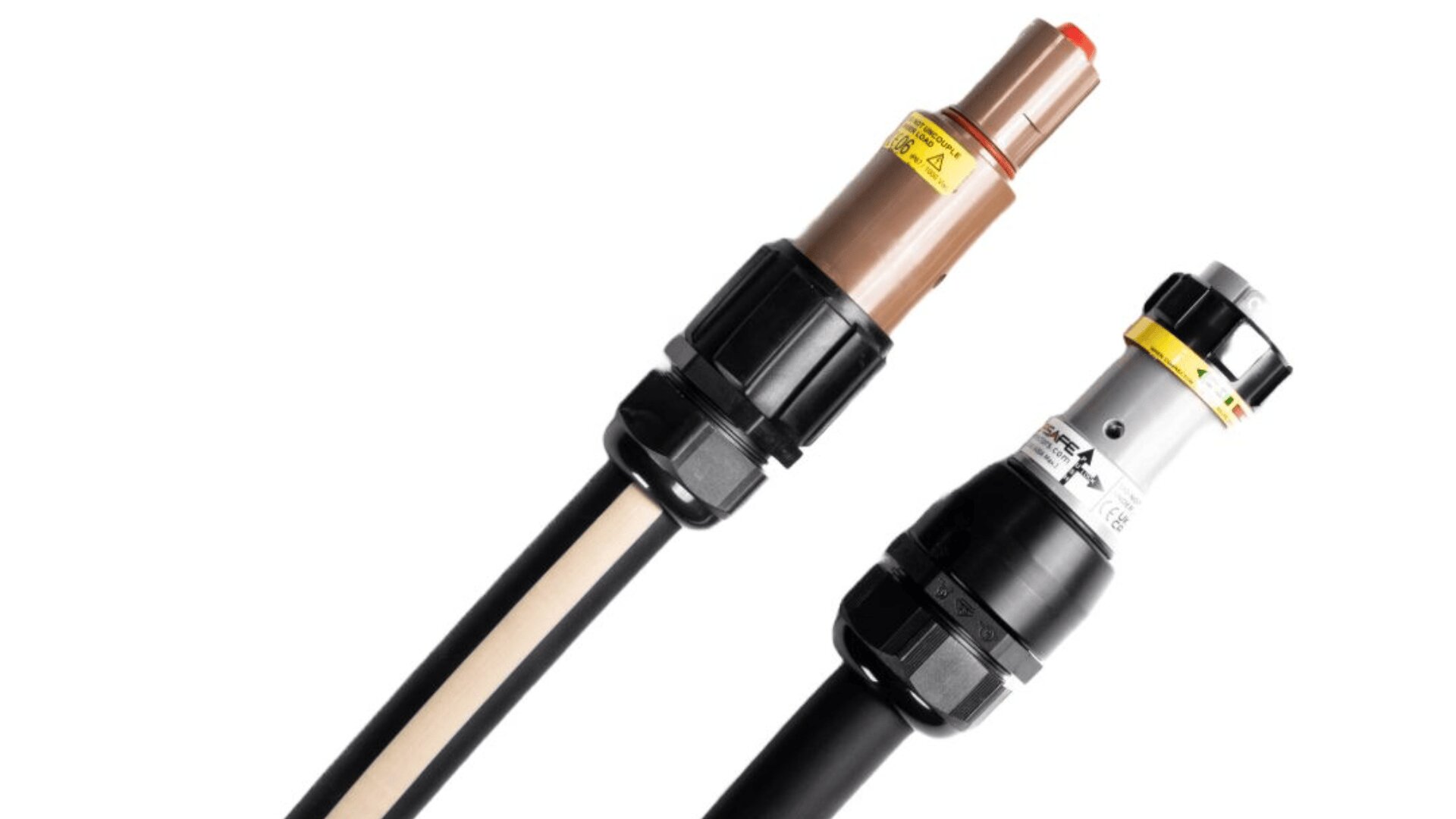 Zwei isolierte Elektrokabel mit großen Industriesteckern, eines braun mit roter Kappe und Warnaufkleber, das andere grau mit schwarzer, gelber und grüner Markierung, beide mit schwarzem Verriegelungsmechanismus.