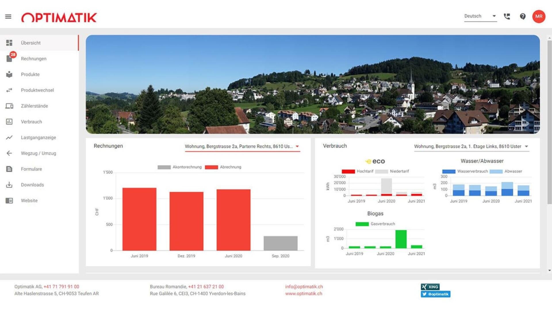 Ein Dashboard-Screenshot von OPTIMATIK zeigt Verbrauchsstatistiken, Balkendiagramme und ein Landschaftsfoto eines Dorfes mit Hügeln und Häusern im Hintergrund. Navigations- und Menüoptionen erscheinen auf der linken Seite.