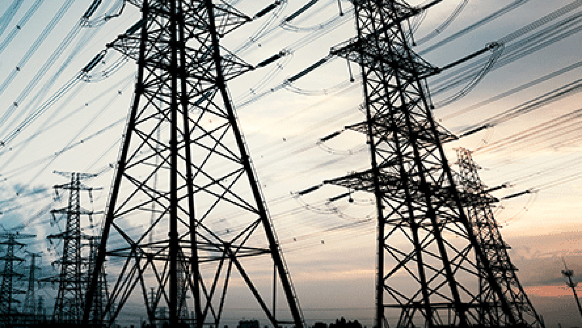 Strommasten und Stromleitungen, die sich bei Sonnenuntergang gegen die Wolken abheben und die Verteilung von Elektrizität über große Entfernungen darstellen.