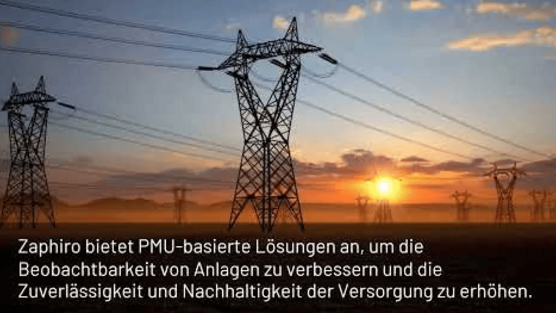 Hochspannungsleitungen und -masten ziehen sich bei Sonnenuntergang durch die Landschaft. Der Himmel ist orange und blau. Ein deutscher Text überlagert das Bild und beschreibt PMU-basierte Lösungen zur Verbesserung der Netzüberwachung und Zuverlässigkeit.