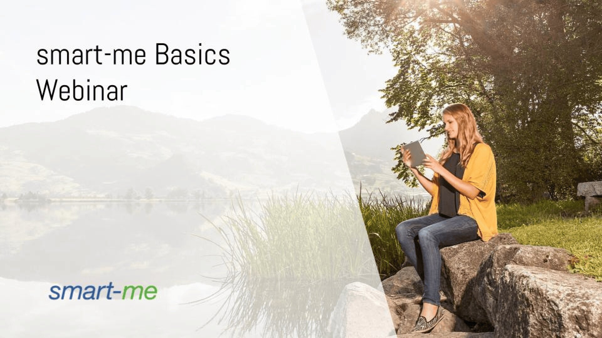 Eine Frau sitzt auf einem Felsen in der Nähe eines Sees und benutzt ein Tablet. Im Hintergrund sind Bäume und Berge zu sehen. Der Text auf der linken Seite lautet: smart-me Basics Webinar. Das smart-me Logo befindet sich unten links.