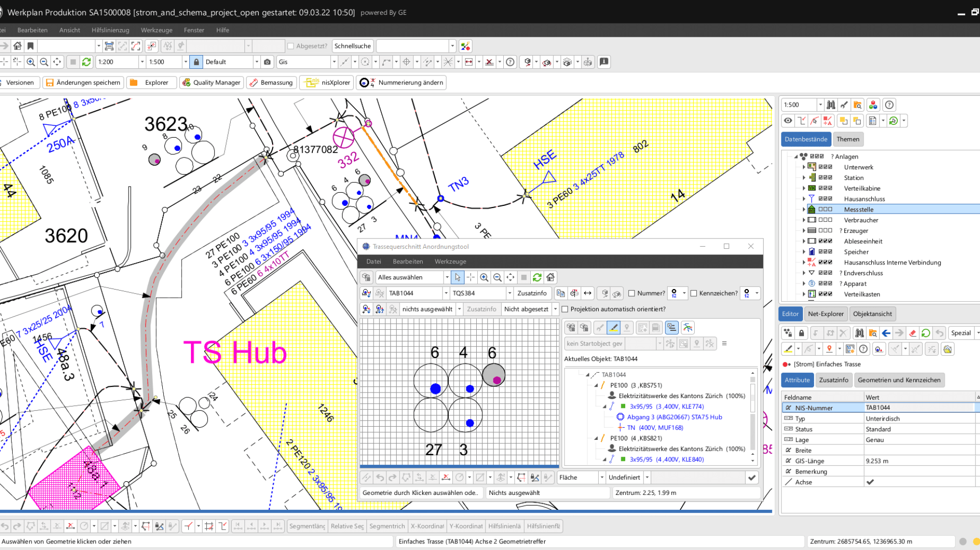 Auf einem Computerbildschirm wird eine Ingenieur- oder Architektursoftware mit einer Karte angezeigt, auf der Strukturen, beschriftete Zonen und Messungen dargestellt sind. Ein Einschubfenster zeigt ein Diagramm mit Gittern und eingezeichneten Punkten. Menüleisten und Werkzeugoptionen sind sichtbar.