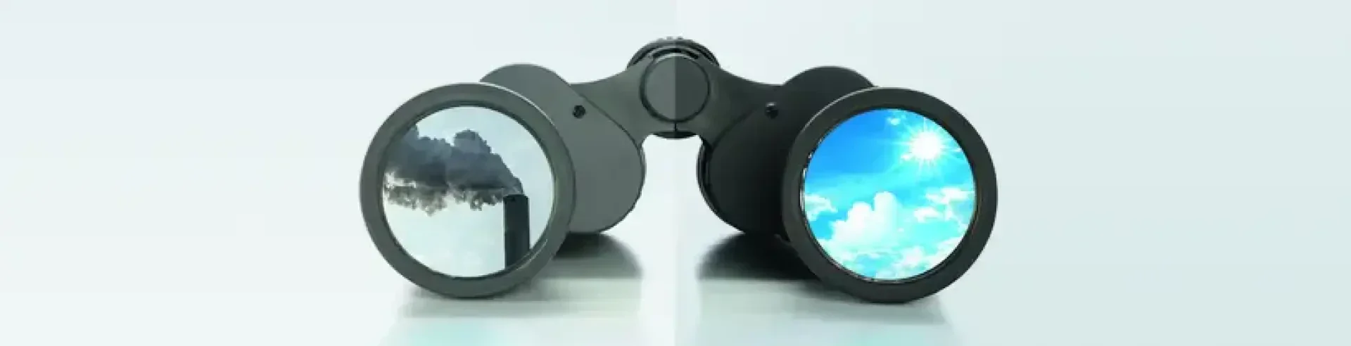 Ein Fernglas zeigt zwei gegensätzliche Szenen: Auf der einen Linse spiegelt sich die Umweltverschmutzung mit Rauch, der aus einem Schornstein aufsteigt, während auf der anderen Linse ein heller, klarer Himmel mit Sonnenlicht und Wolken zu sehen ist.