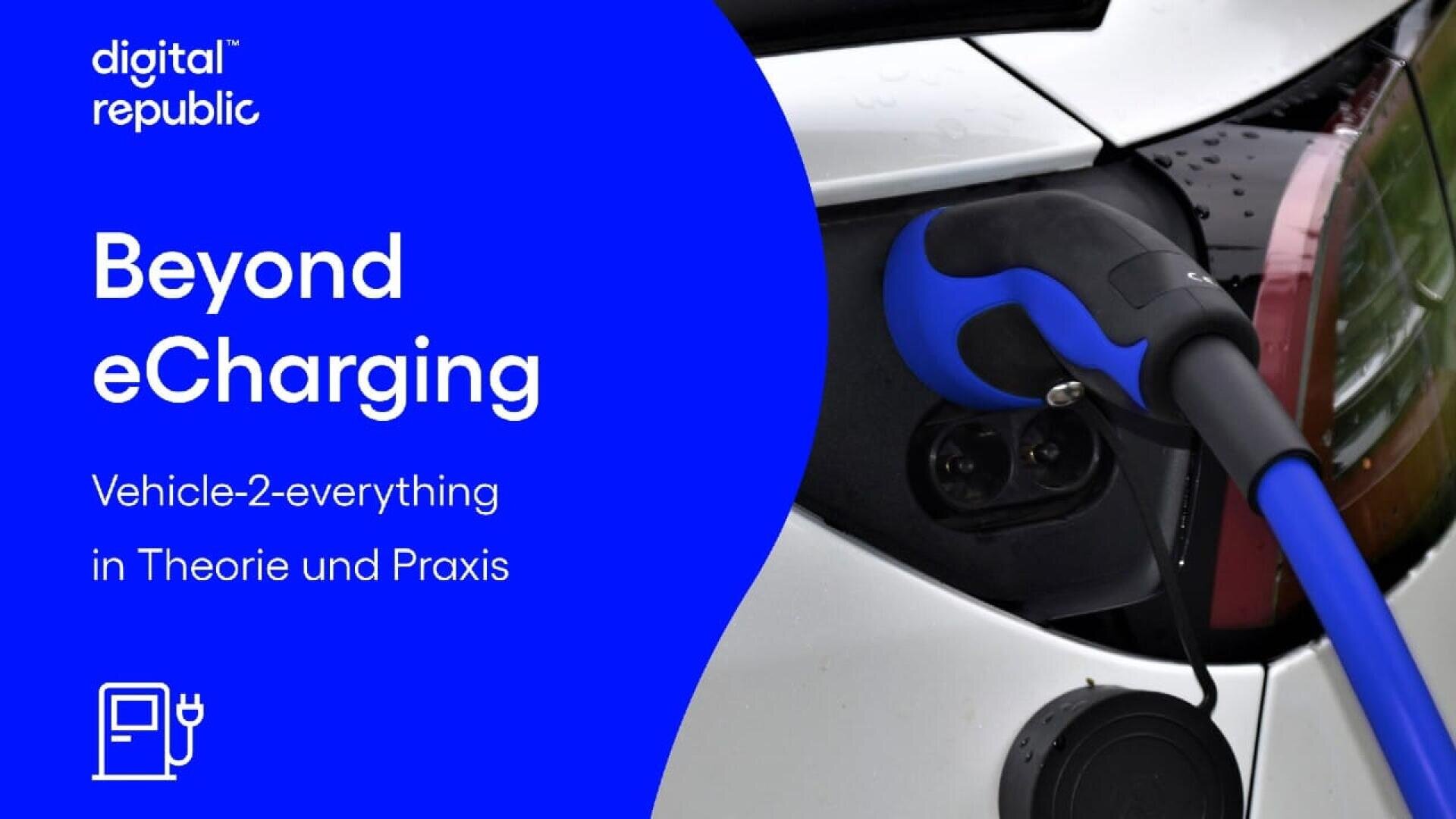 Ein blaues Ladekabel für Elektrofahrzeuge ist am Heck eines weißen Autos eingesteckt. Auf der linken Seite steht der Text: digital republic. Jenseits von eCharging. Vehicle-2-everything in Theorie und Praxis, mit einem Ladesymbol darunter.