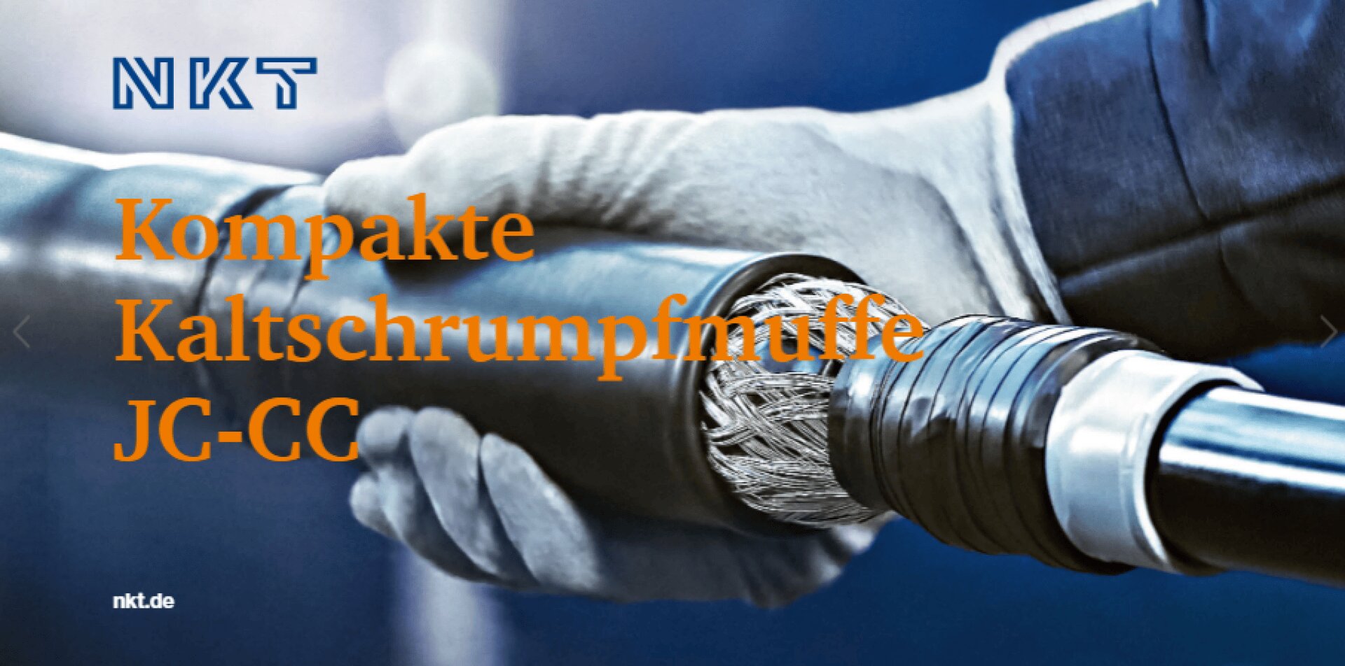 Nahaufnahme von Händen, die eine kompakte Kaltschrumpfverbindung mit freiliegenden Kabeldrähten installieren. Der Text lautet: Kompakte Kaltschrumpfmuffe JC-CC. Das NKT-Logo und die Website nkt.de sind sichtbar.