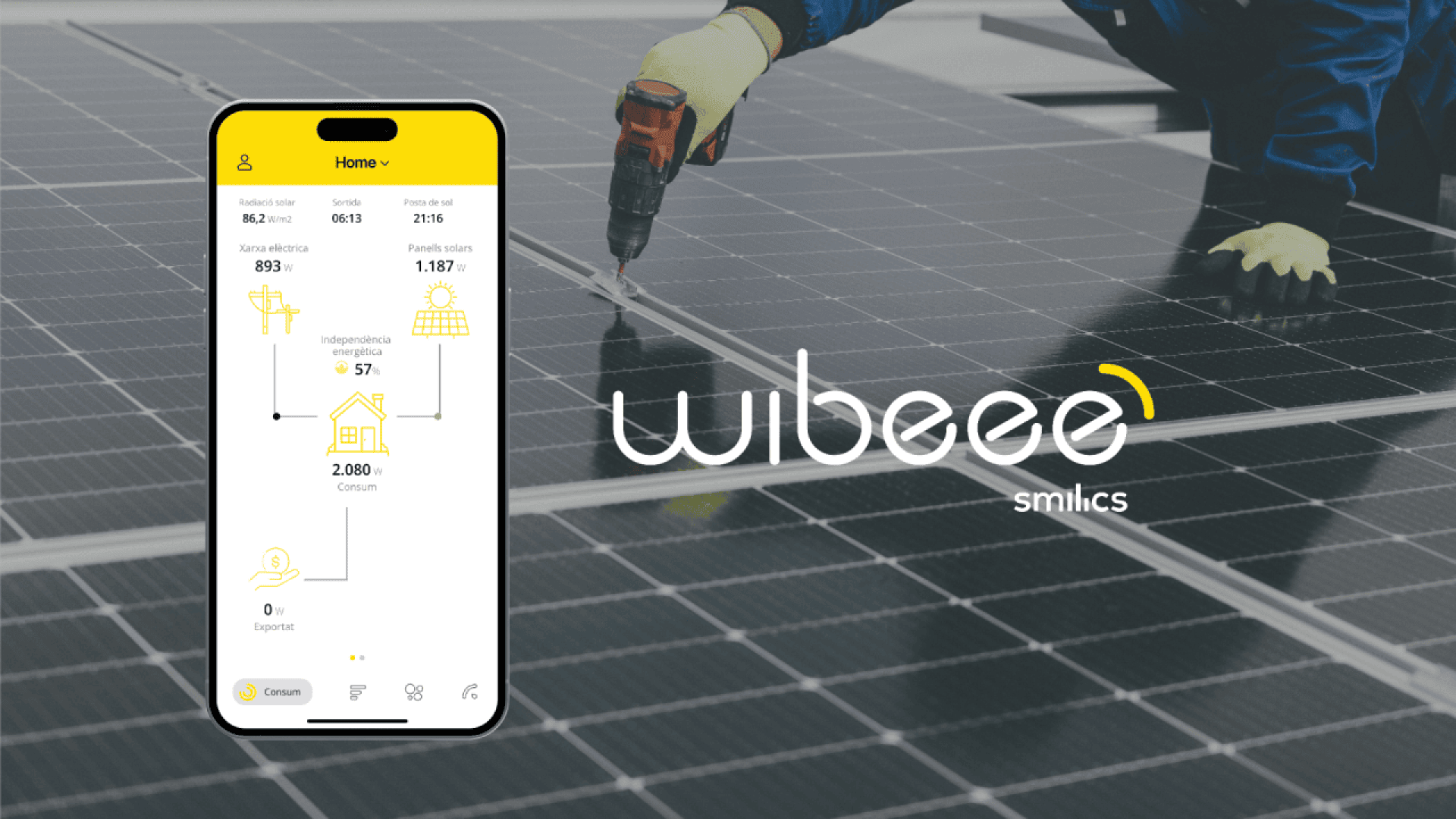 Ein Smartphone zeigt eine App zur Überwachung der Solarenergie vor dem Hintergrund von Arbeitern, die Solarpaneele installieren; rechts ist das Logo von wibeee smilics zu sehen.