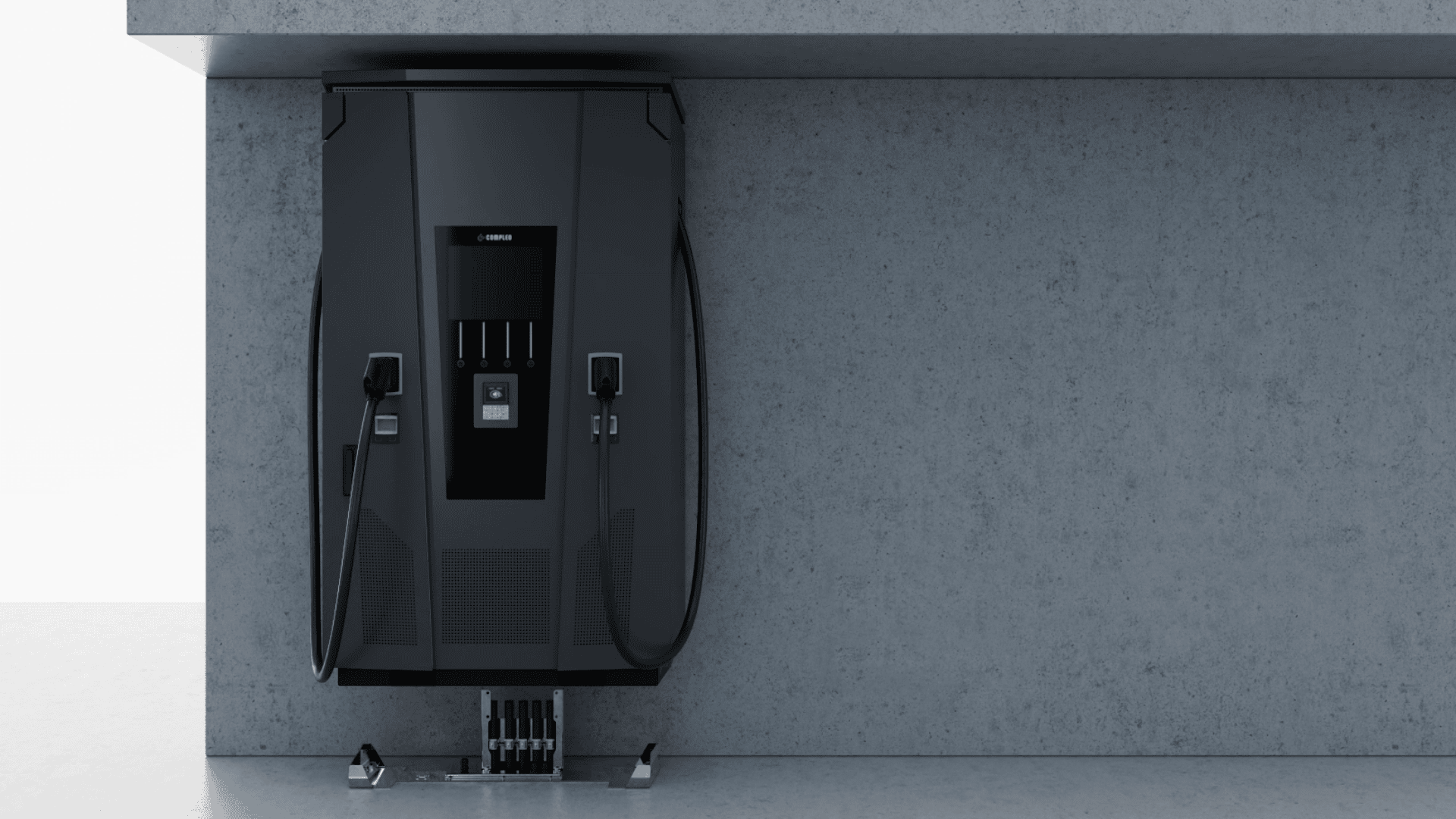 An einer grauen Betonwand ist eine moderne schwarze Ladestation für Elektrofahrzeuge angebracht, an der auf jeder Seite zwei Ladekabel hängen und in der Mitte eine digitale Anzeige angebracht ist.