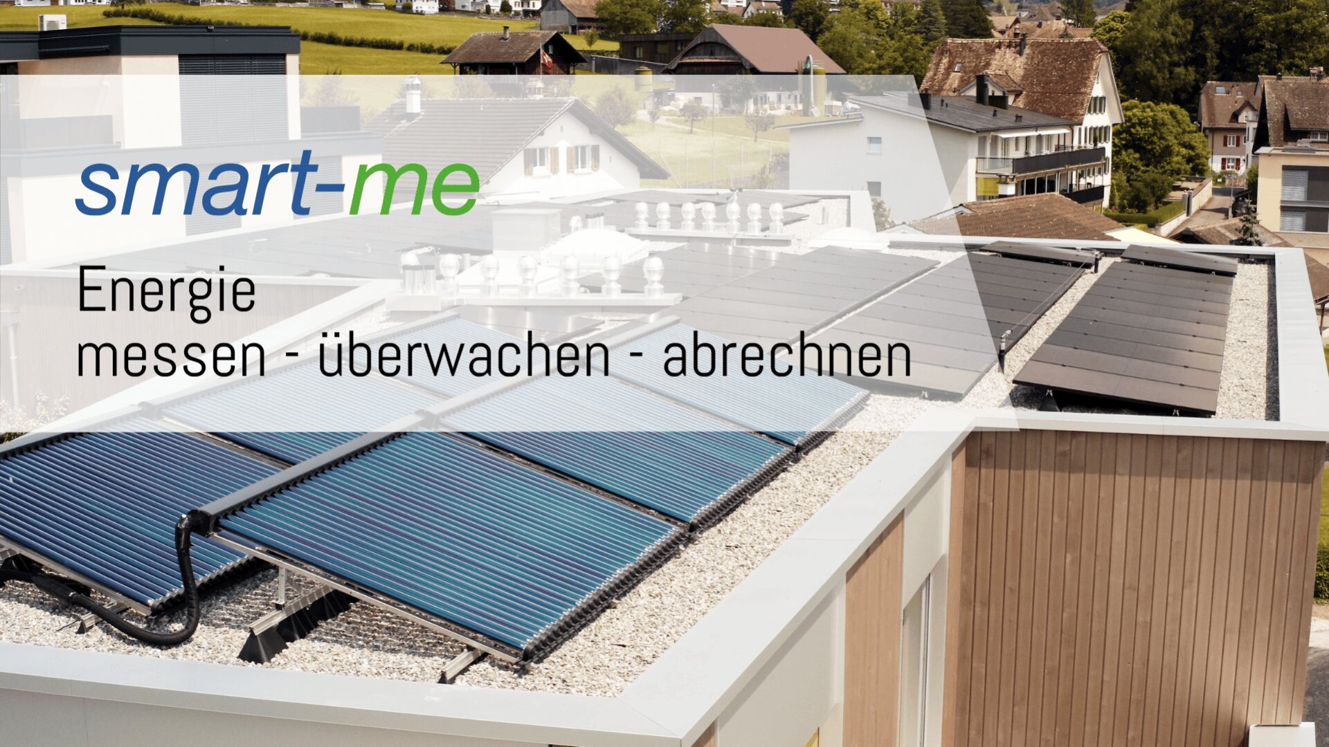 Dachsolaranlagen und zylindrische Solarkollektoren auf modernen Gebäuden in einem Wohngebiet, mit dem Text smart-me Energie messen - überwachen - abrechnen, der über das Bild gelegt ist.
