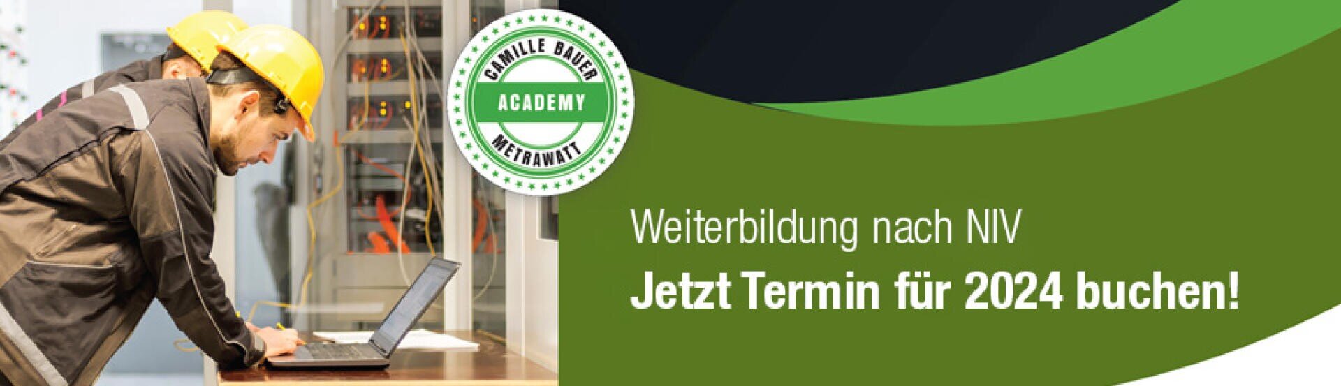 Ein Mann mit einem gelben Schutzhelm arbeitet an einem Laptop in der Nähe von Schalttafeln. Auf einem grünen Abzeichen steht CAMILLE BAUER ACADEMY. Der Text auf Deutsch lautet: Weiterbildung nach NIV. Jetzt Termin für 2024 buchen!.