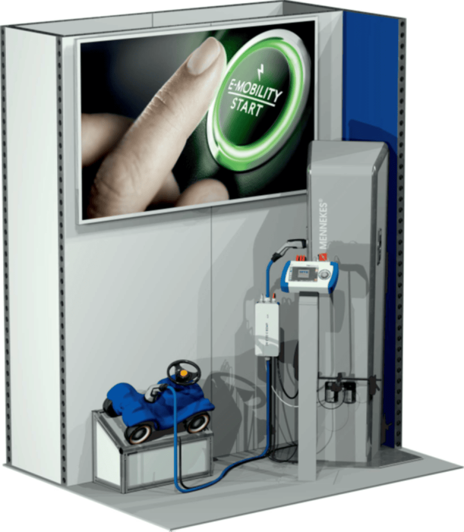 Ein Display mit einem großen Bildschirm zeigt einen Finger, der eine grüne E-MOBILITY START-Taste drückt. Darunter befinden sich eine Ladestation für Elektrofahrzeuge, ein blaues Spielzeugauto und ein Lenkrad auf einer weißen Plattform.