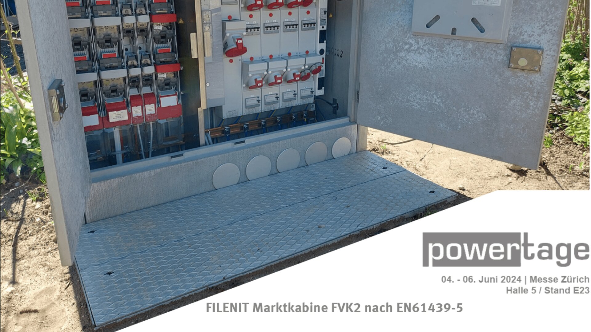Ein offener Schaltschrank im Freien zeigt Leistungsschalter, Kabel und Schalter. Das Sonnenlicht beleuchtet die Metallbodenplatte. Auf der Textfläche stehen "Powertage", Veranstaltungsdaten und Produktinformationen für die FILENIT Marktkabine FVK2.