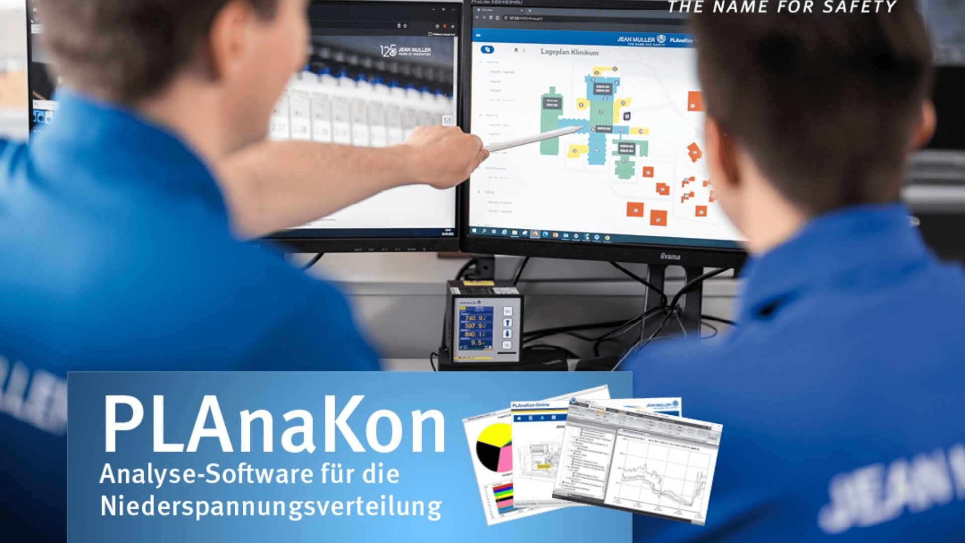 Zwei Personen in blauen Hemden sitzen an Schreibtischen und schauen auf Computerbildschirme, auf denen Diagramme und Daten angezeigt werden. Eine Person zeigt mit einem Stift auf einen Bildschirm. Der Text auf dem Bild bewirbt die Analysesoftware PLAnaKon für die Niederspannungsverteilung.