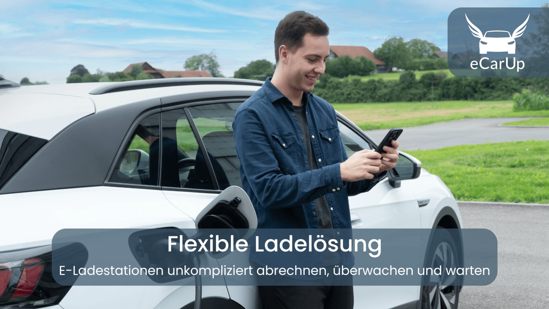 Ein Mann steht neben einem weißen Elektroauto an einer Ladestation und lächelt, während er sein Smartphone benutzt. Der Text lautet: Flexible Ladelösung - E-Ladestationen unkompliziert abrechnen, überwachen und warten.