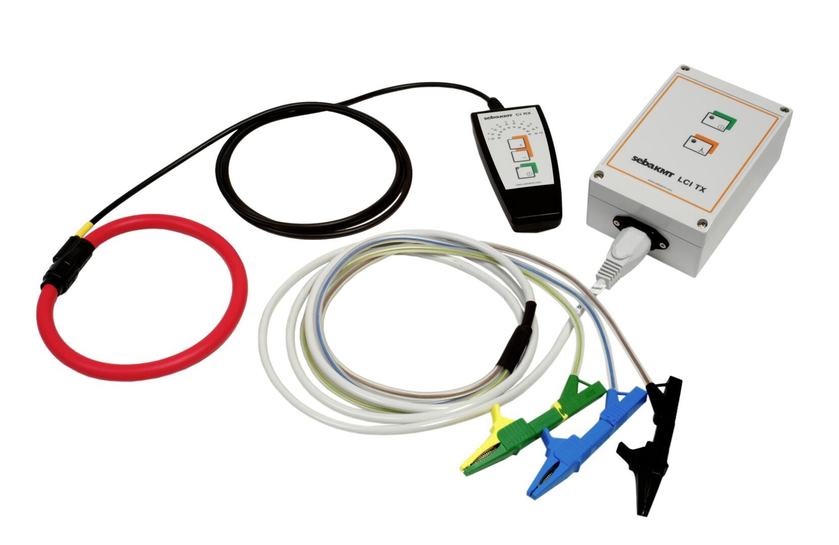 Ein Satz elektrischer Prüfgeräte, einschließlich eines roten Schleifensensors, eines Handgeräts mit Anzeigeleuchten und mehrerer Kabel mit farbigen Krokodilklemmen, angeordnet auf einem weißen Hintergrund.