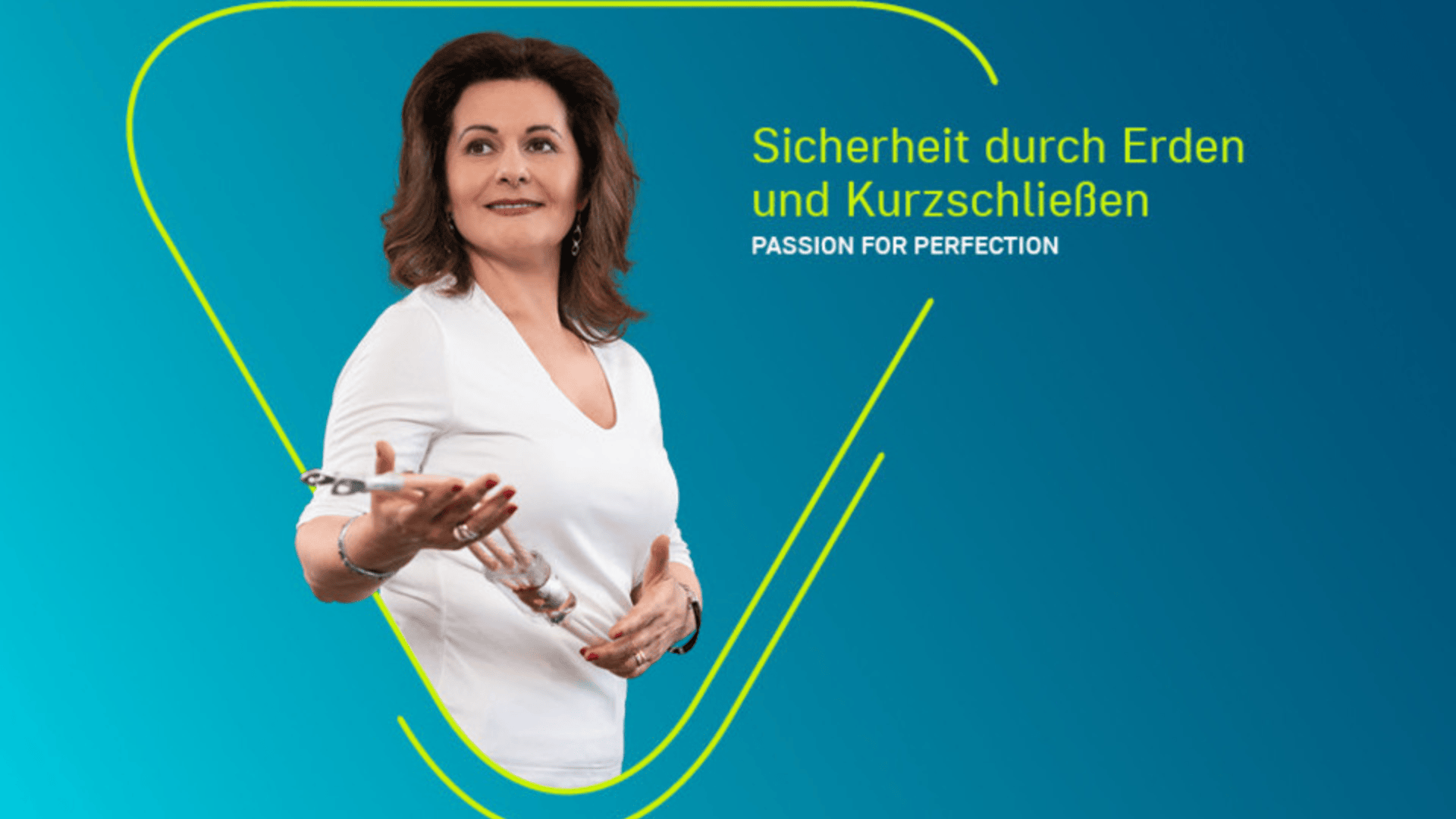 Eine Frau in einem weißen Oberteil hält ein elektrisches Erdungsgerät. Hinter ihr steht der deutsche Text Sicherheit durch Erden und Kurzschließen und Passion for Perfection auf blauem Hintergrund mit gelben Akzenten.