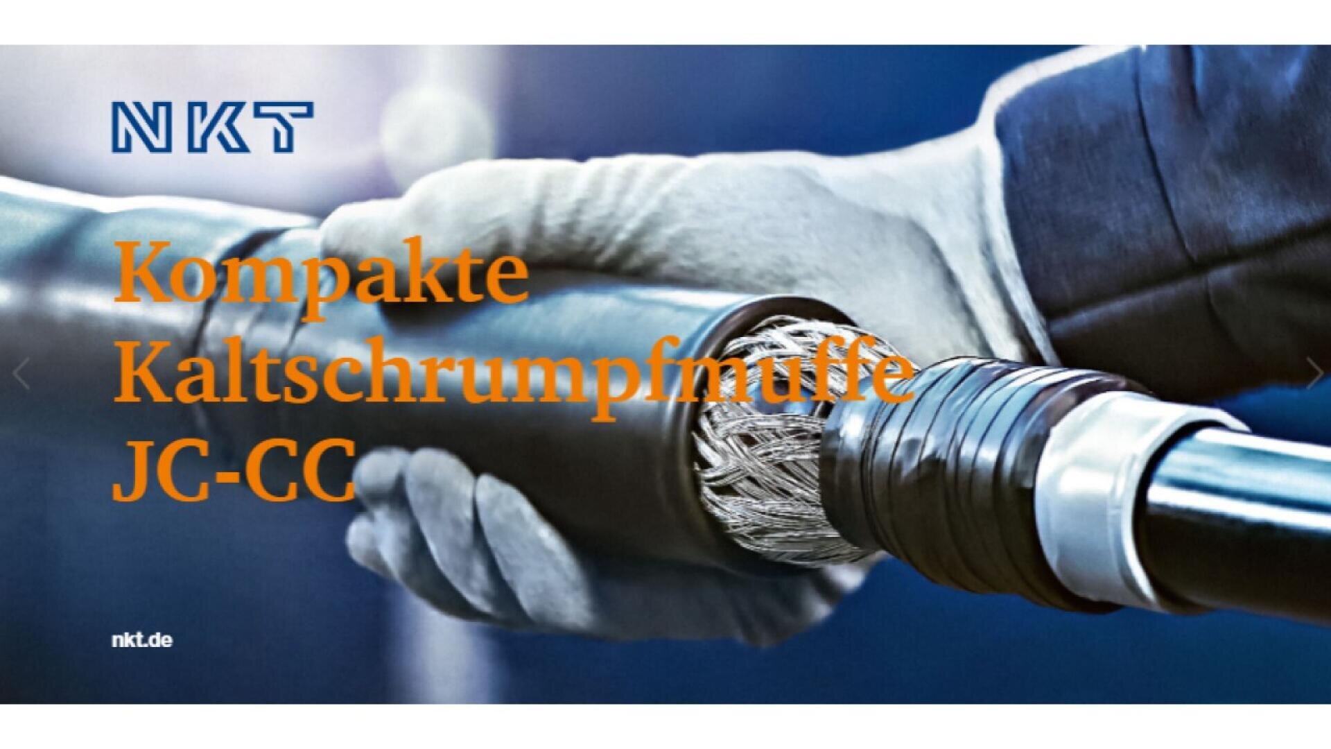 A gloved hand holds the end of a thick electrical cable with exposed wires. The text Kompakte Kaltschrumpfmuffe JC-CC and NKT are overlaid in blue and orange.