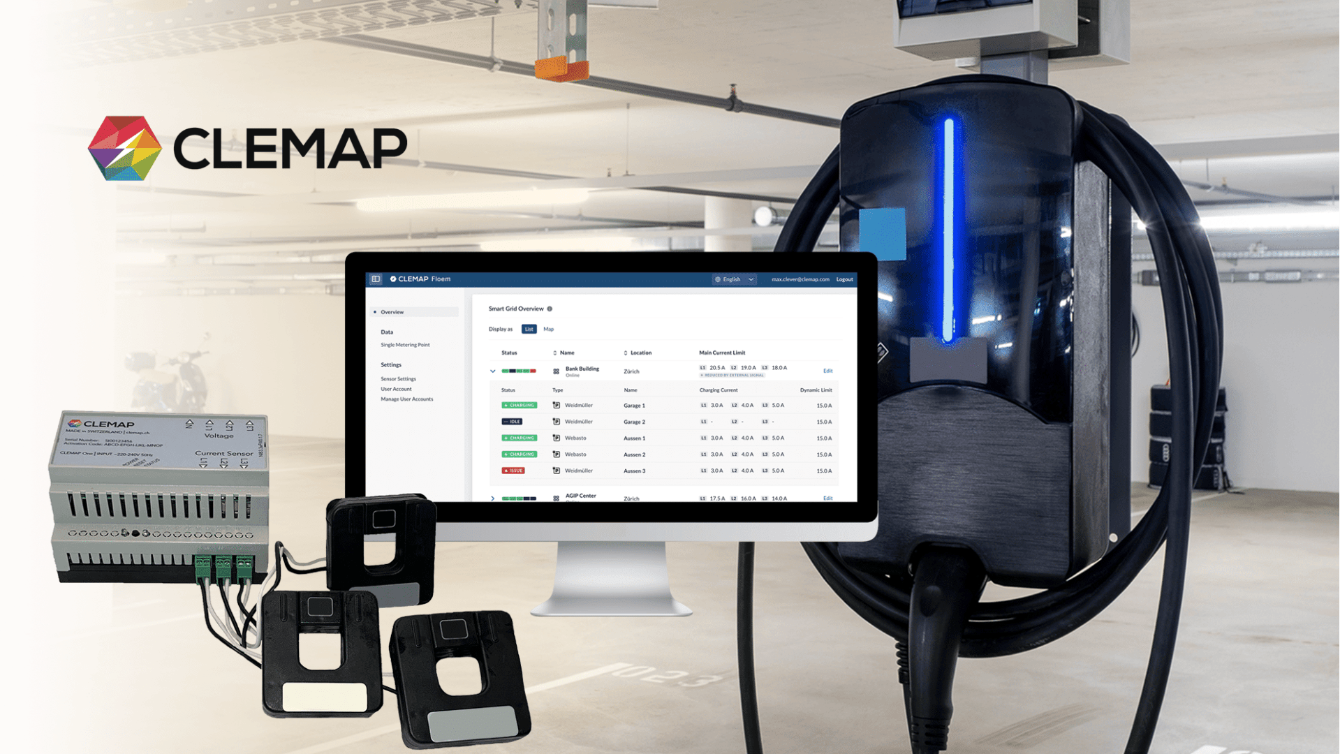 Ein modernes Parkhaus mit einer schwarzen Ladestation für Elektroautos, einem Computermonitor mit Energiemanagement-Software und Hardware-Geräten der Marke CLEMAP. Das CLEMAP-Logo befindet sich in der oberen linken Ecke.