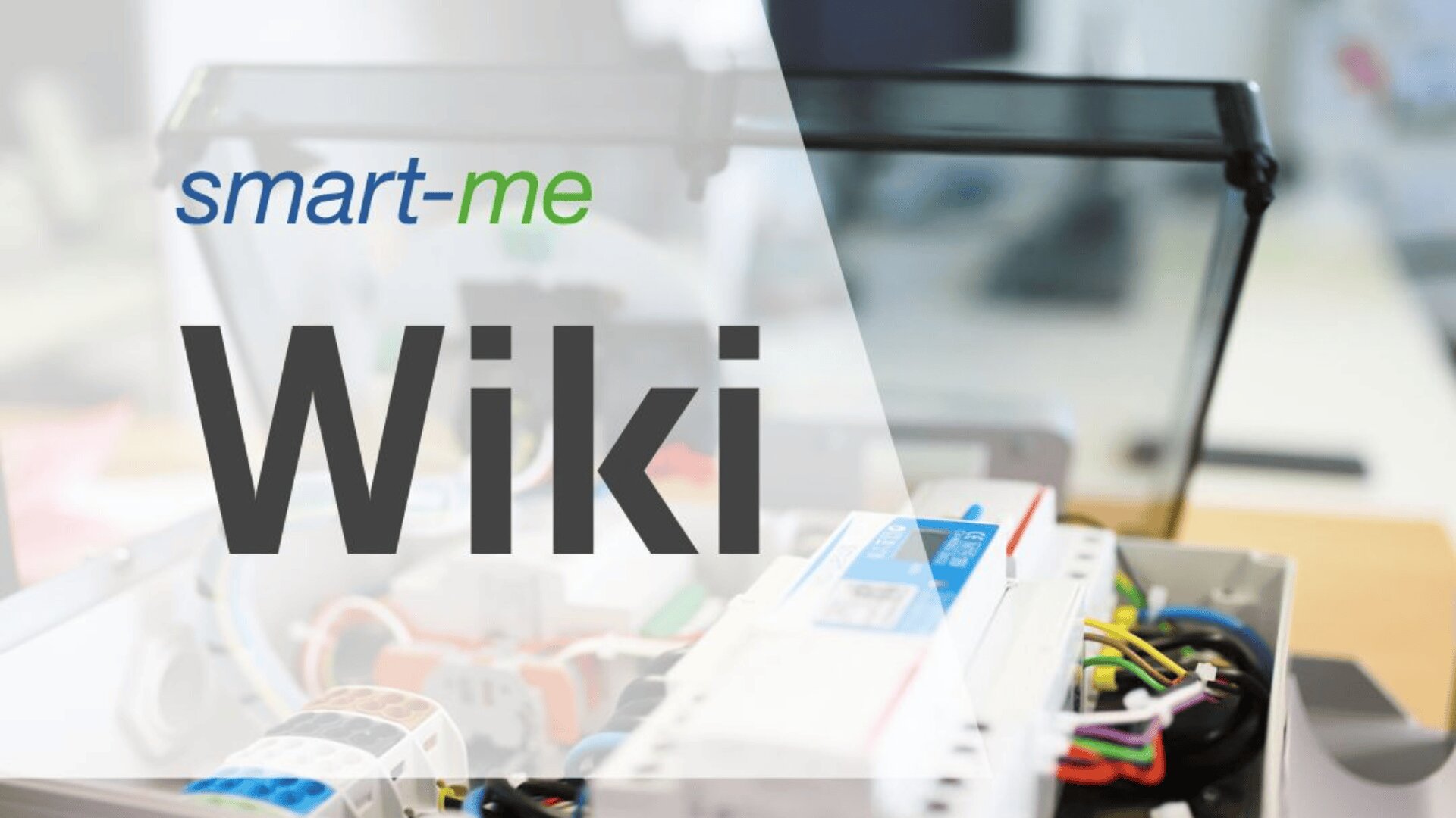 Eine Nahaufnahme eines offenen elektrischen Geräts mit Drähten und Komponenten, überlagert mit dem Text smart-me Wiki in großer Schrift. Der Hintergrund ist unscharf und hebt das Gerät und den Text hervor.