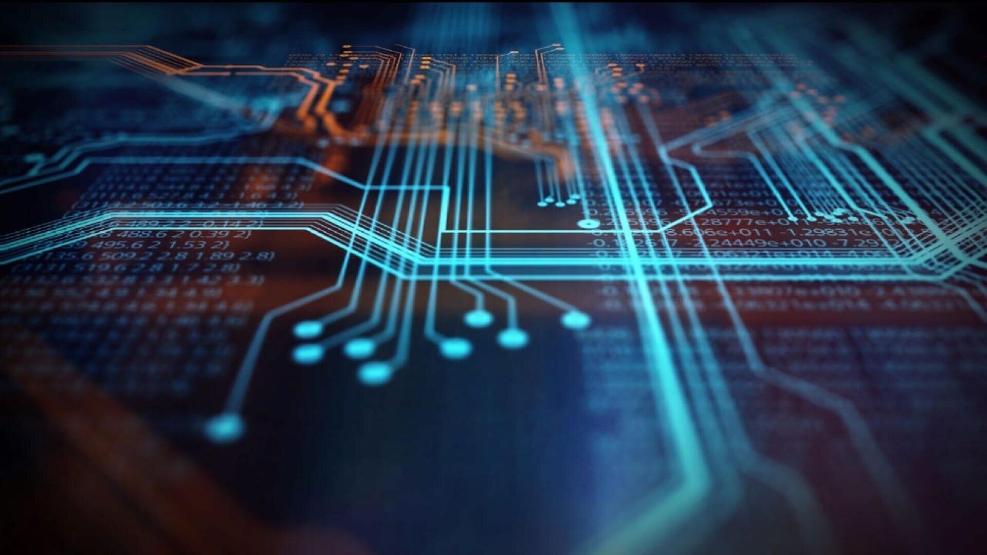 Nahaufnahme einer Computerplatine mit leuchtenden blauen und orangefarbenen Linien, die elektronische Leiterbahnen darstellen und Technologie, Datenverarbeitung oder digitale Kommunikation symbolisieren. Der Hintergrund ist dunkel, was den Leuchteffekt noch verstärkt.