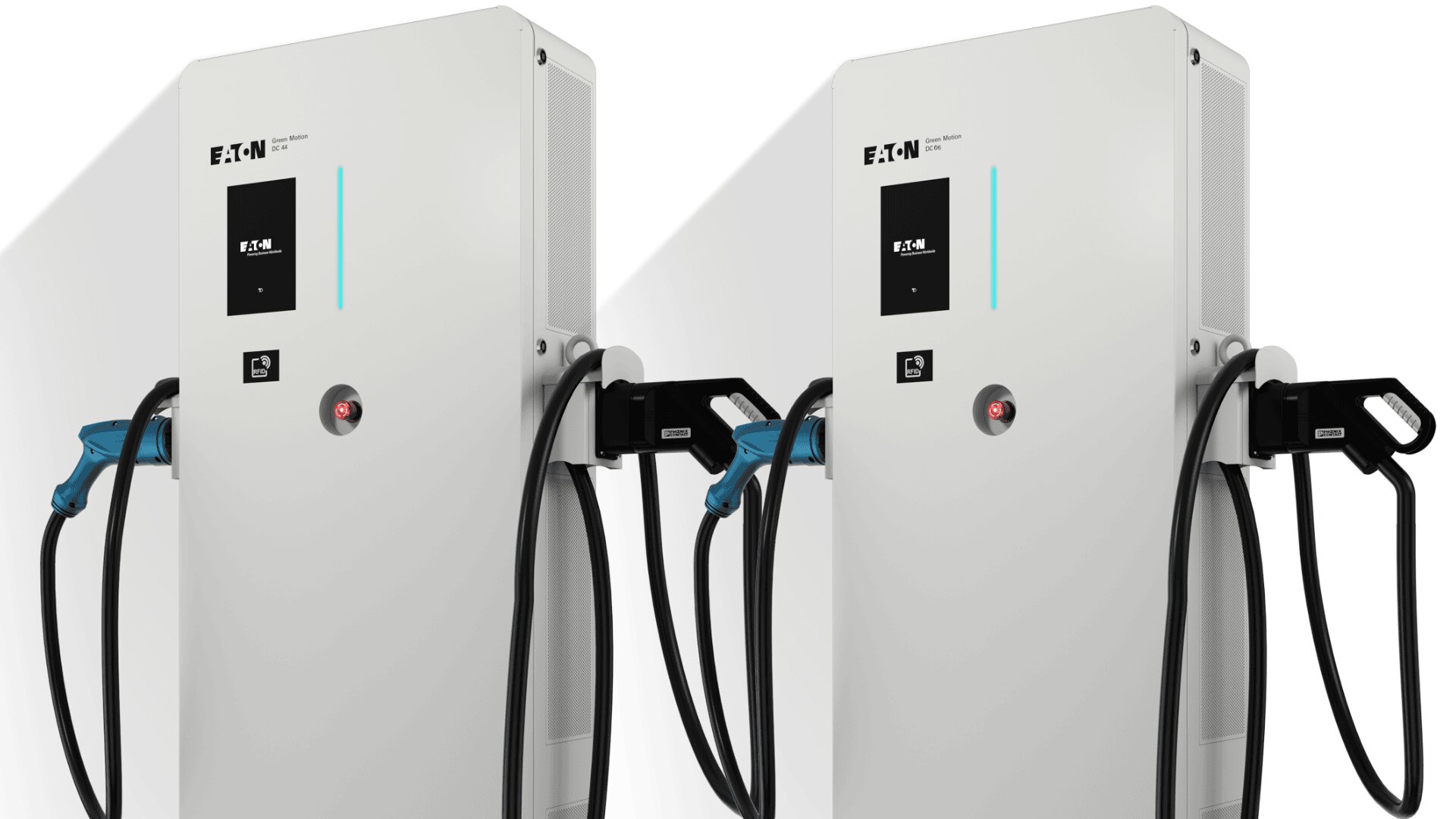 Zwei weiße Eaton-Ladestationen für Elektrofahrzeuge sind nebeneinander abgebildet, jede mit einem Bildschirm, Tasten und angeschlossenen Ladekabeln mit Steckern, die an der rechten Seite hängen.