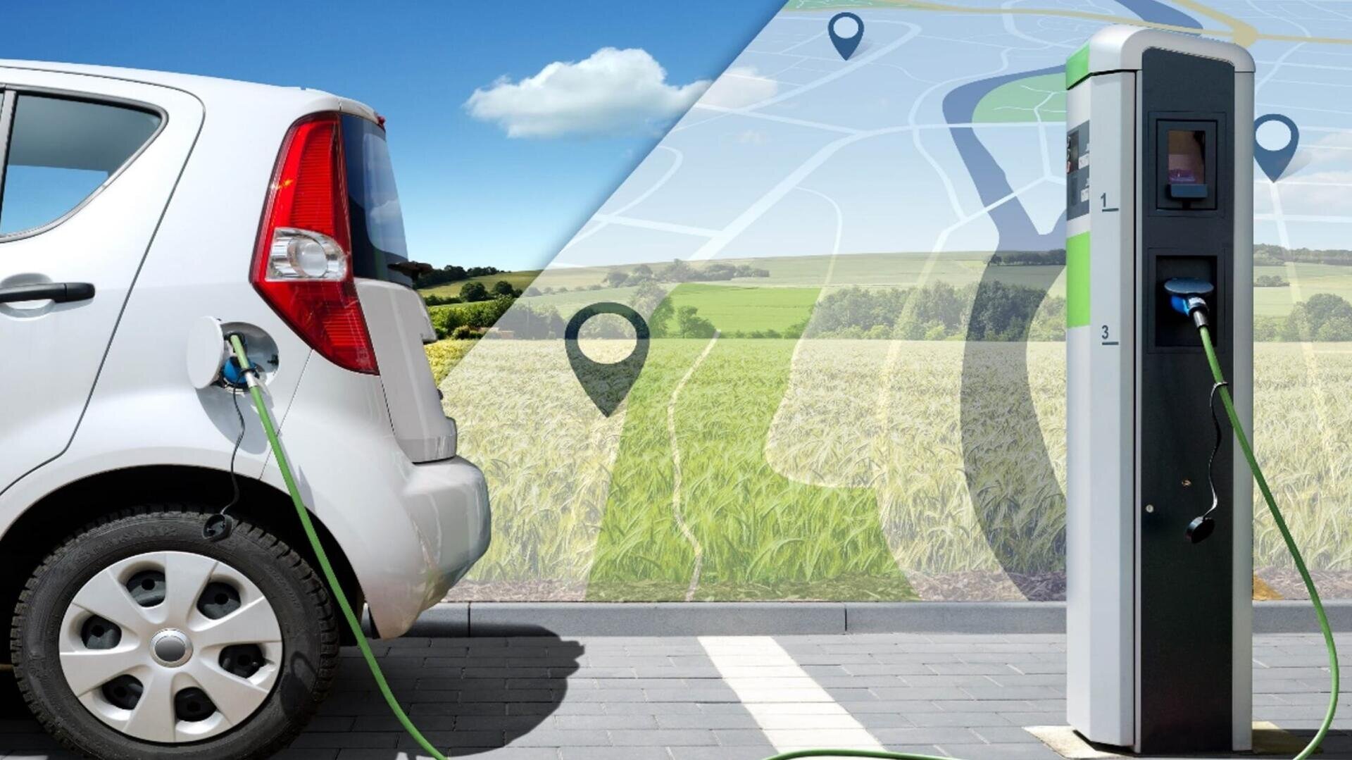 Ein silbernes Elektroauto wird an einer Ladestation im Freien aufgeladen. Im Hintergrund ist eine digitale Karte zu sehen, die den Standort und die Streckenführung in einer grünen, ländlichen Landschaft anzeigt.