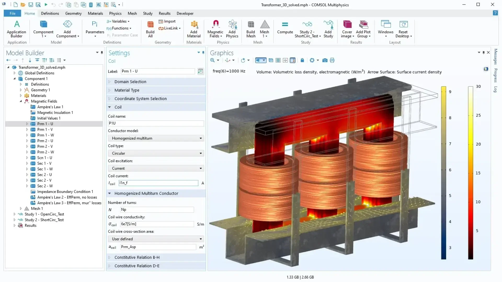 Screenshot der Simulationssoftware mit einem 3D-Modell eines elektromagnetischen Transformators mit drei Kupferspulen und farbkodierter Wärme- und Magnetflussdarstellung; Einstellungen und Optionen sind auf der linken Seite aufgelistet.
