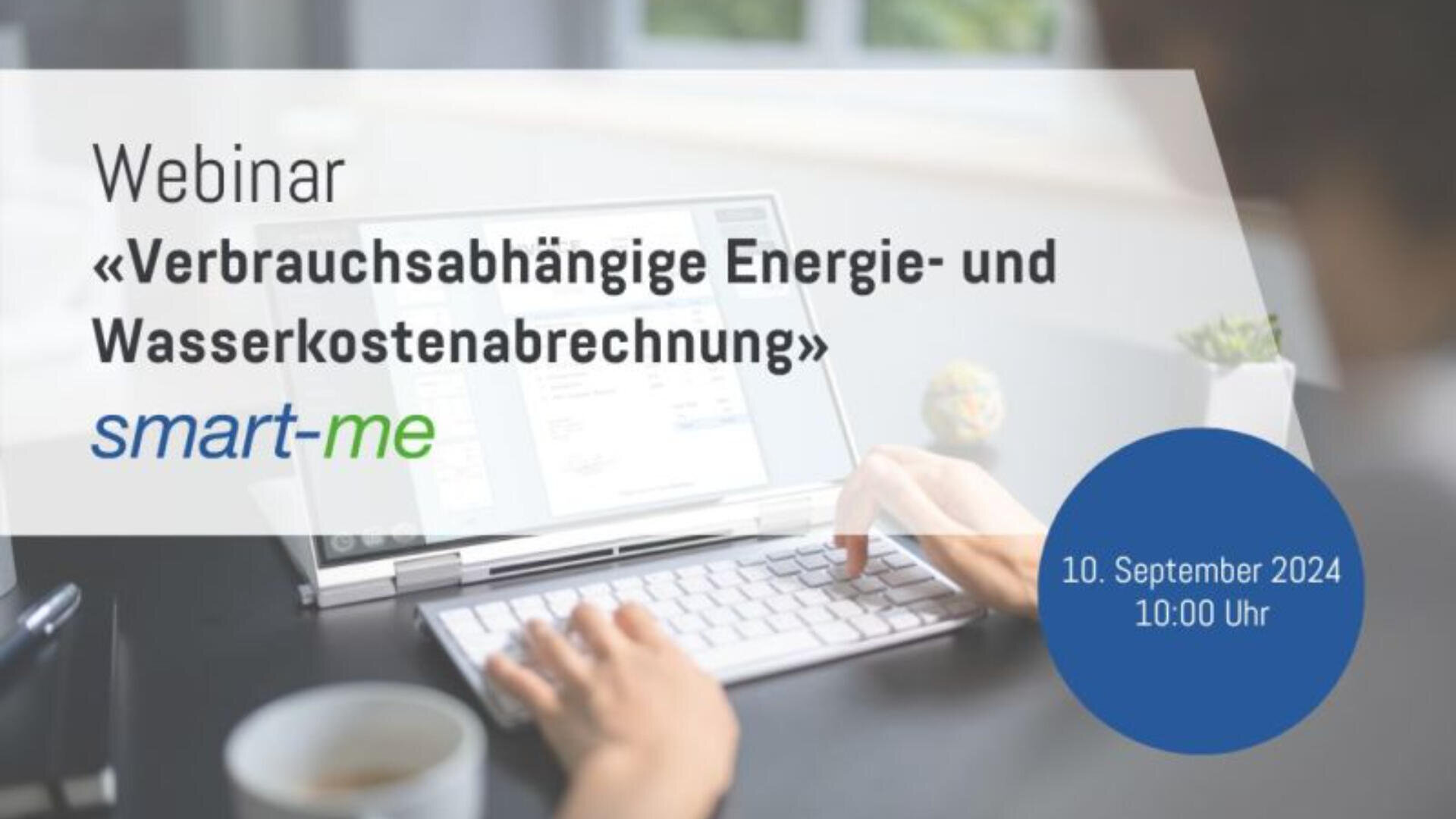 Eine Person tippt auf einem Laptop an einem Schreibtisch. Texteinblendungen werben für ein Webinar mit dem Titel Verbrauchsabhängige Energie- und Wasserkostenabrechnung von smart-me, das für den 10. September 2024 um 10:00 Uhr geplant ist.