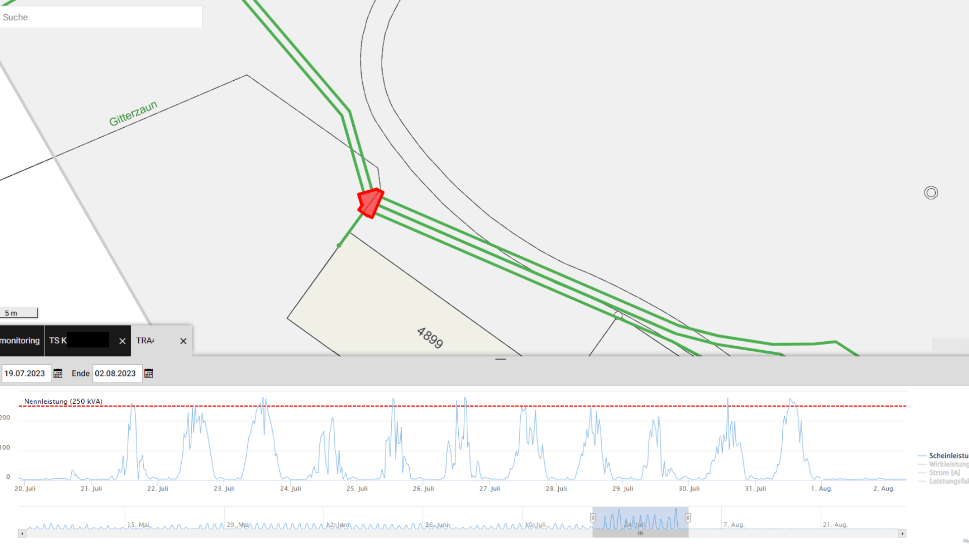 Eine digitale Karte mit grünen Straßenlinien und einem roten dreieckigen Warnsymbol; darunter zeigt ein Liniendiagramm Zeitreihendaten mit Spitzen und Tiefs vom 19. Juli bis zum 6. August, wobei die Datumsauswahl und die Überwachungsoptionen sichtbar sind.