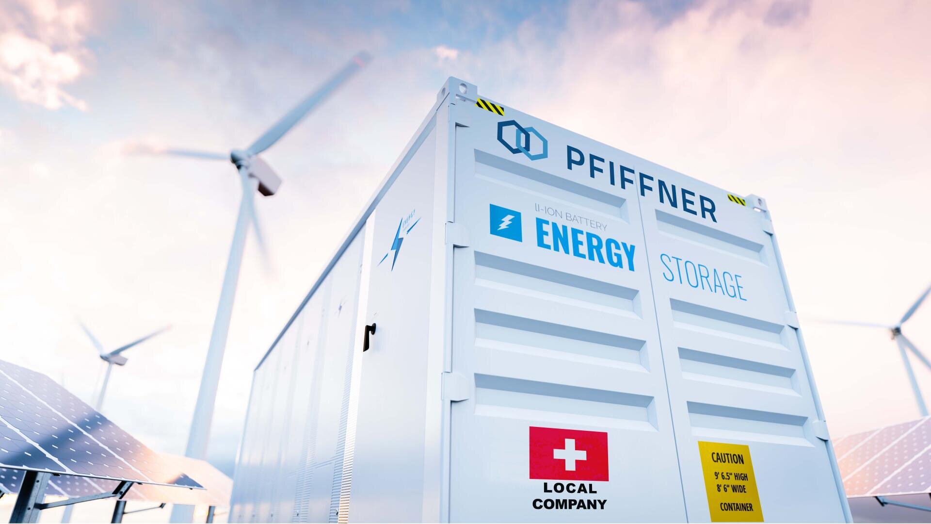 Ein weißer Energiespeichercontainer mit der Aufschrift Energy Storage and Local Company steht im Freien, umgeben von Windturbinen und Solarzellen, mit einem teilweise bewölkten Himmel im Hintergrund.