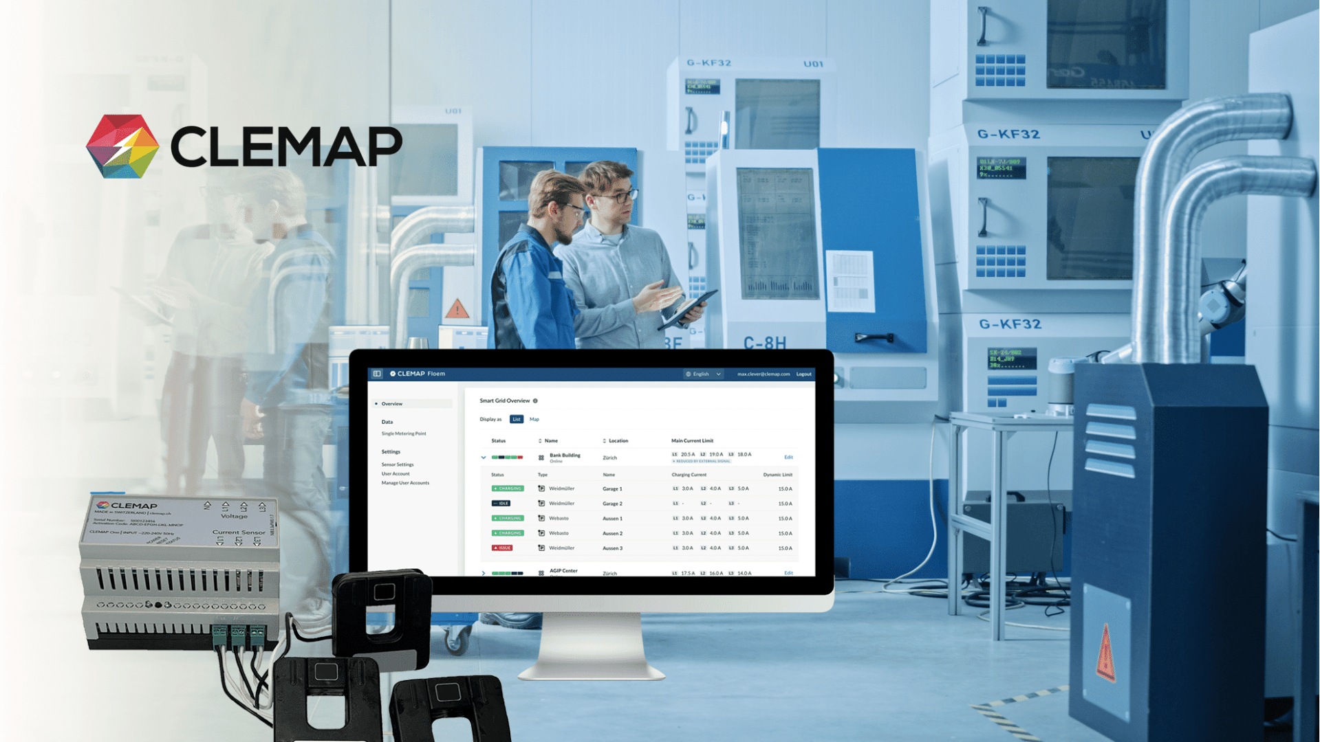Zwei Personen stehen und diskutieren in einem modernen Industrielabor mit Maschinen. Im Vordergrund zeigt ein Computermonitor ein CLEMAP-Dashboard, zusammen mit Sensoren und einem Gerät, und links erscheint das CLEMAP-Logo.