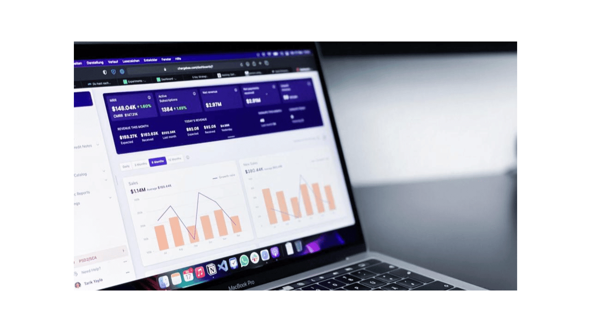 Ein Laptop, der auf einem dunklen Schreibtisch ein Finanz-Dashboard mit Grafiken, Balkendiagrammen und Statistiken in Lila und Weiß anzeigt. Auf dem Bildschirm werden Datenanalysen und Leistungskennzahlen angezeigt.