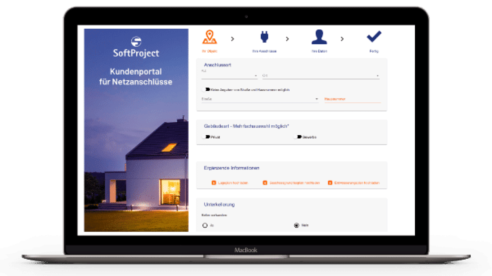 Ein Laptop, der eine Kundenportal-Webseite für Netzwerkverbindungen von SoftProject anzeigt, mit einem Navigationsmenü, Formularfeldern und dem Bild eines modernen Hauses in der Abenddämmerung auf der linken Seite des Bildschirms.