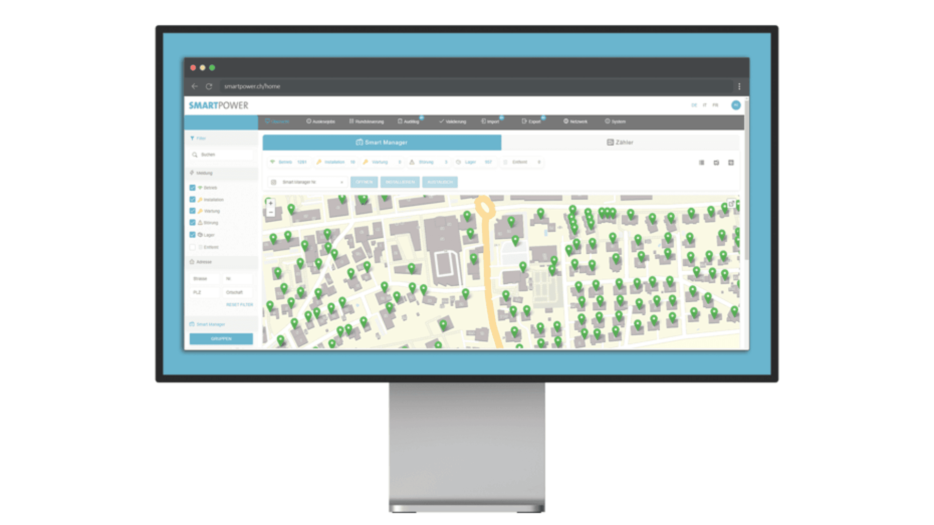 Auf einem Computermonitor wird eine webbasierte Anwendung angezeigt, die eine detaillierte Karte eines Stadtgebiets mit Symbolen zeigt, die bestimmte Orte markieren und Teil der SMARTPOWER-Dashboard-Schnittstelle sind.
