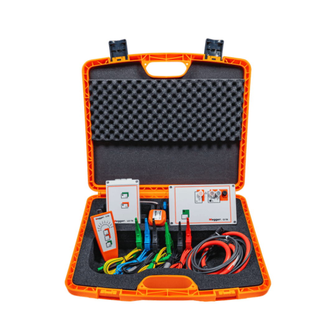 Ein offener, orangefarbener Koffer, der elektronische Prüfgeräte, mehrfarbige Kabel und Komponenten enthält, die in Schaumstoff gepolstert sind, wobei der Deckel zum Schutz mit schwarzem Schaumstoff ausgekleidet ist.