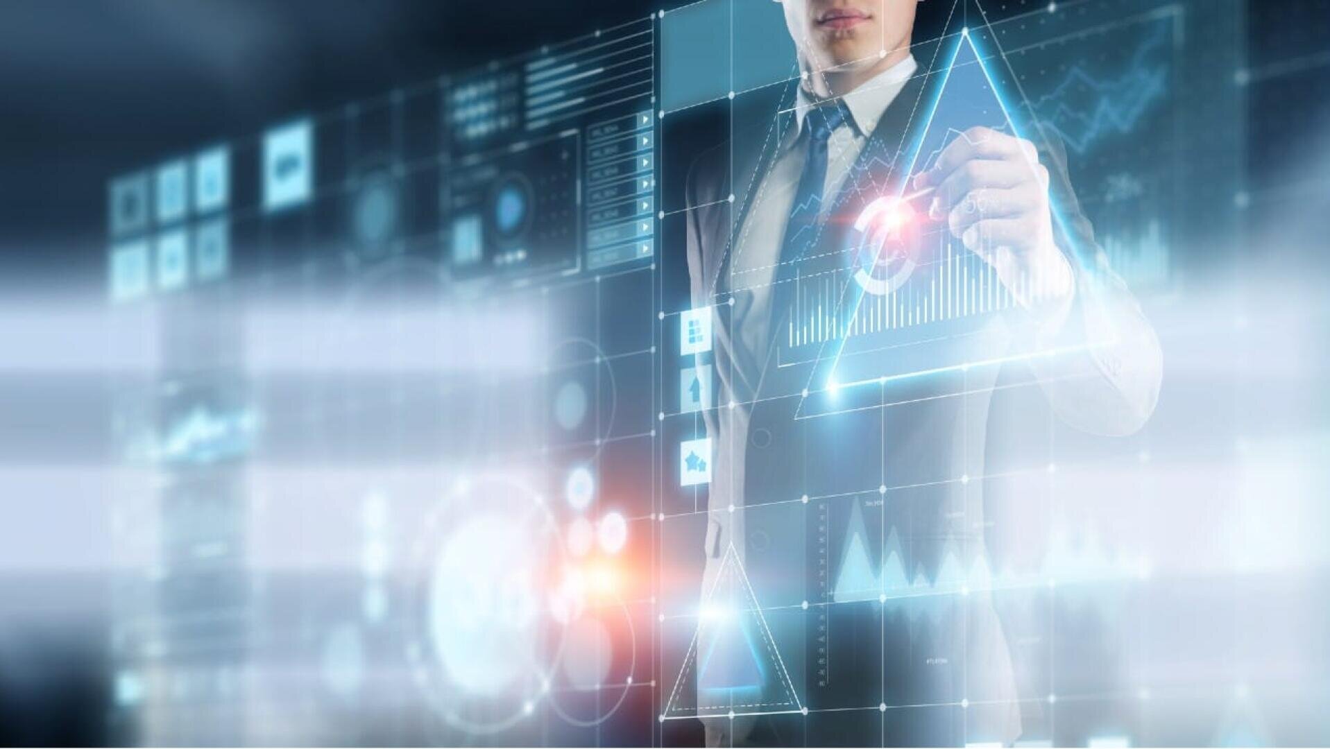 Eine Person in einem Anzug interagiert mit transparenten virtuellen Bildschirmen, auf denen Grafiken, Diagramme und Datenvisualisierungen zu sehen sind, die auf fortschrittliche Technologie oder Datenanalyse in einer futuristischen digitalen Umgebung hinweisen.