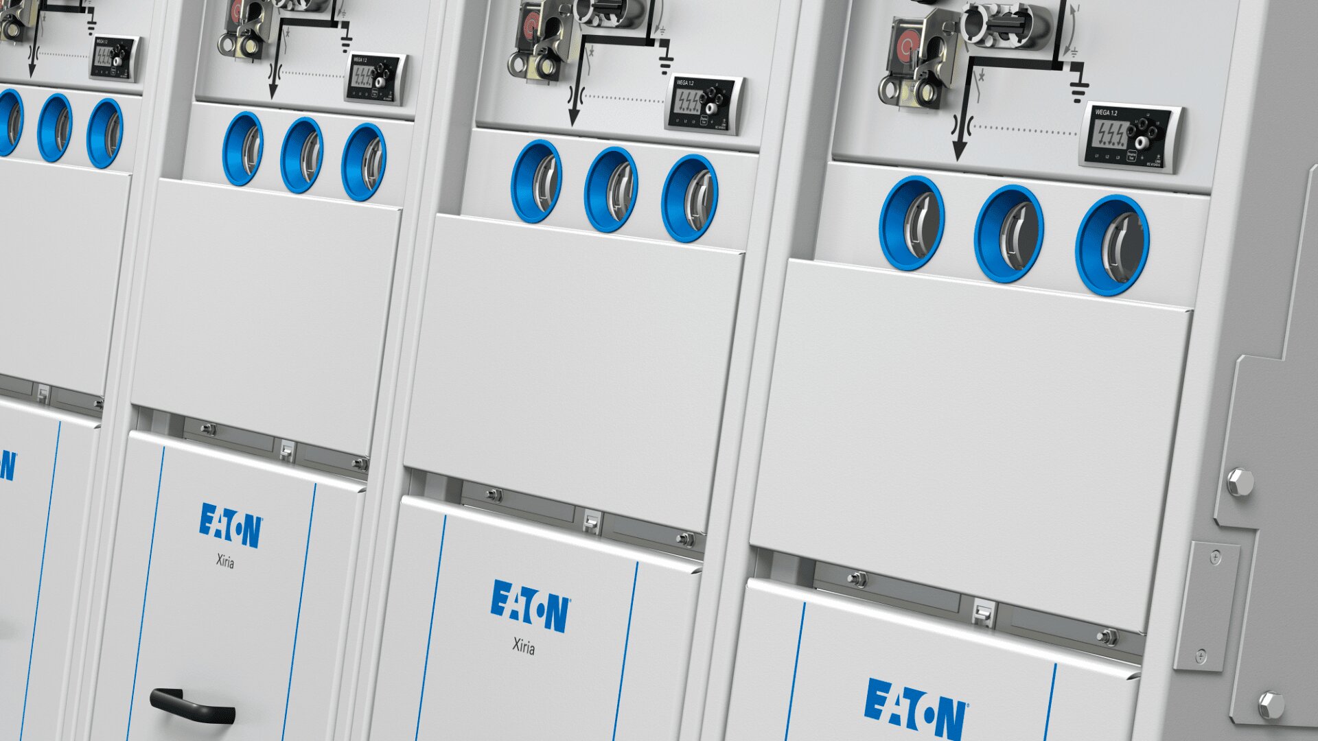 Nahaufnahme mehrerer elektrischer Schalttafeln von Eaton mit blauen kreisförmigen Zifferblättern, Messgeräten, Diagrammen und Markentüren in einer Reihe.