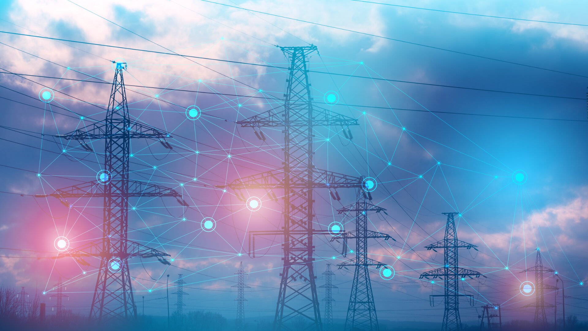 Hochspannungsleitungen und -türme mit einem digitalen Netzwerk als Symbol für intelligente Netztechnologie und Konnektivität vor einem bewölkten Himmel bei Sonnenaufgang oder Sonnenuntergang.