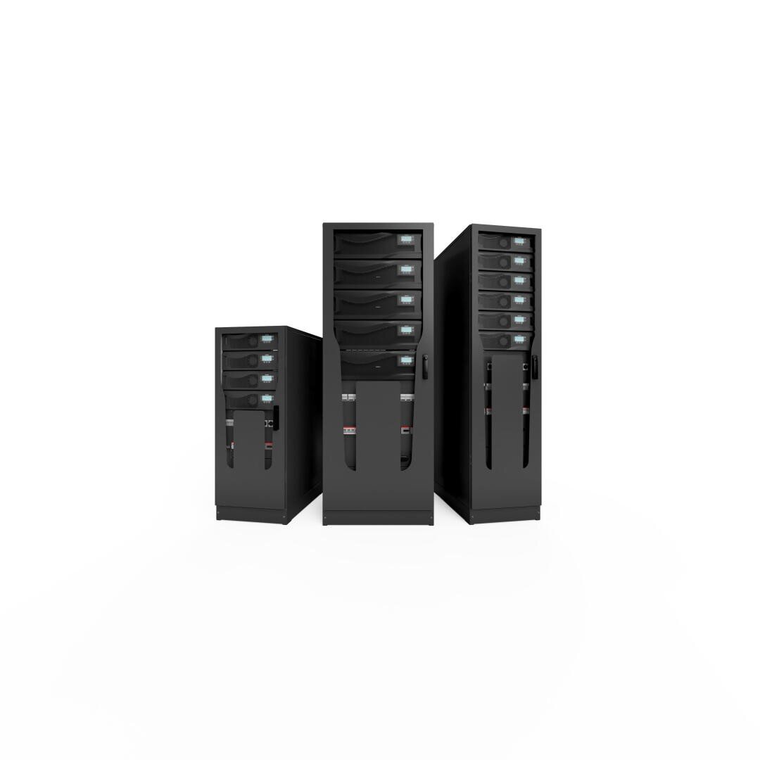 Drei schwarze Computerserver-Türme unterschiedlicher Höhe stehen nebeneinander auf einem weißen Hintergrund. Die Server verfügen über mehrere Laufwerksschächte und Anzeigeleuchten an der Vorderseite.