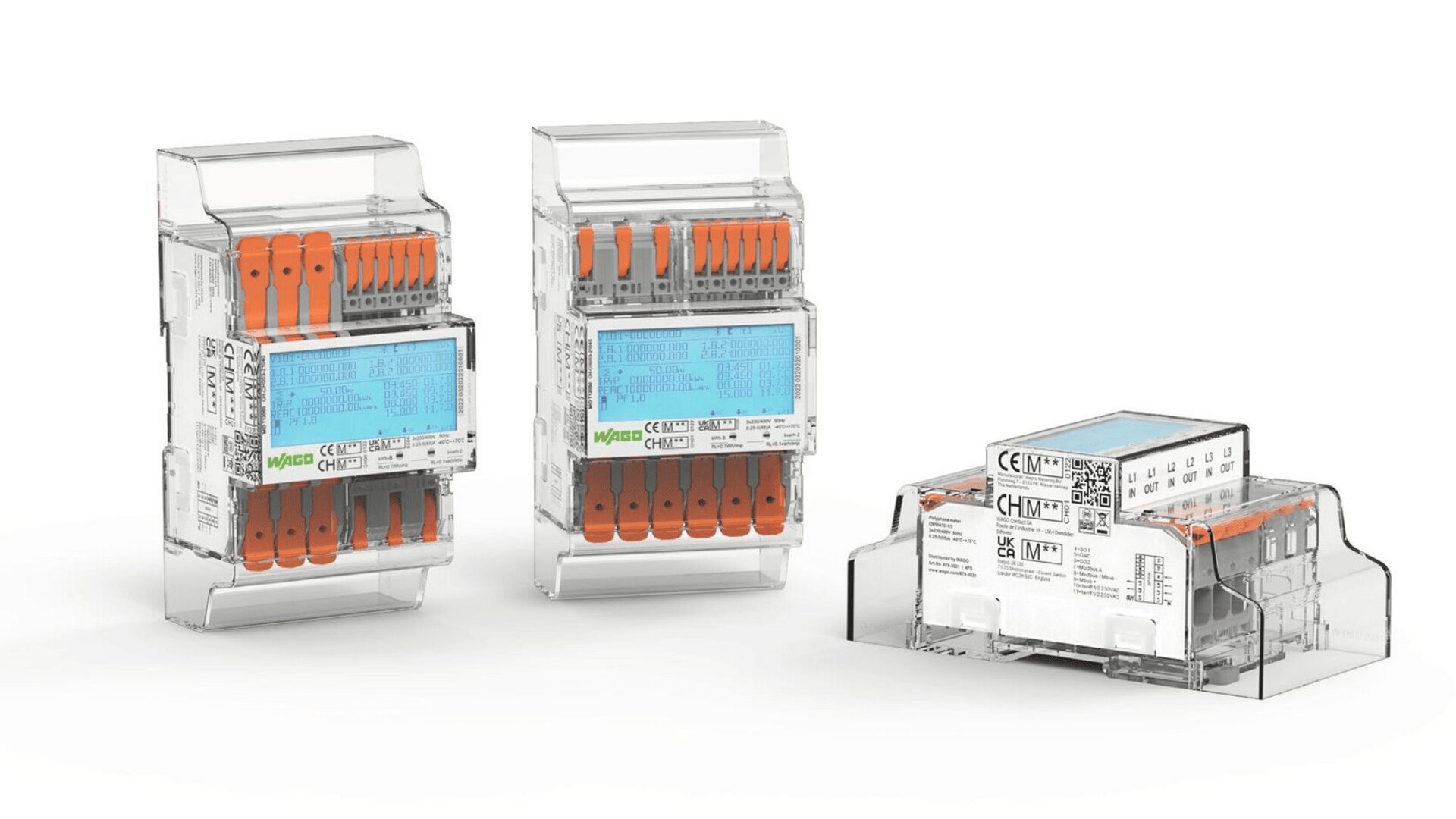 Drei transparente elektrische Anschlussklemmen mit orangefarbenen Hebeln und blauen Schaltplänen auf der Vorderseite sind stehend und liegend auf einer weißen Fläche dargestellt. Die Gerätebeschriftungen und Verdrahtungsdetails sind sichtbar.