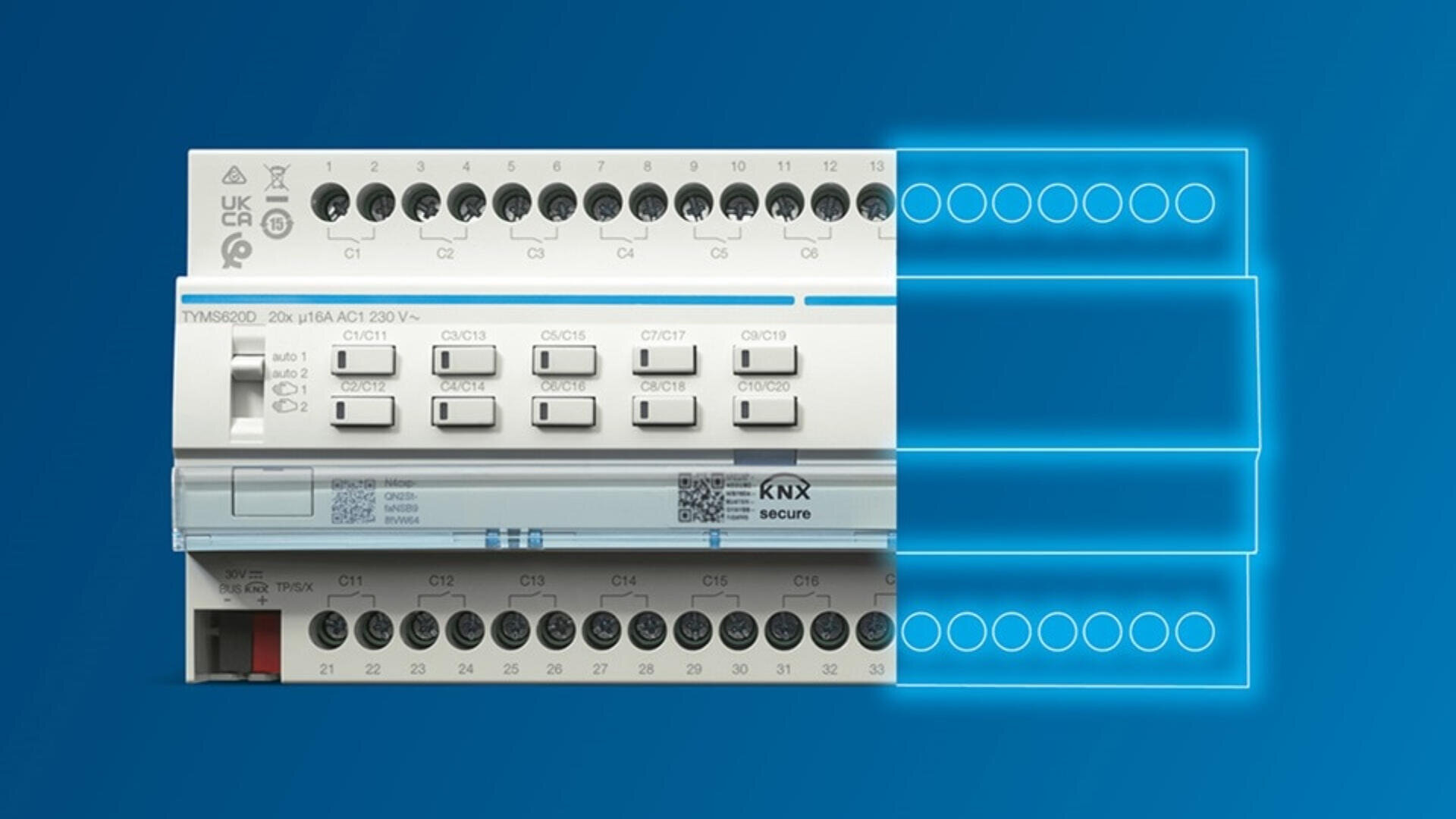 Ein sicheres KNX Modul für intelligente Hausautomation mit mehreren beschrifteten Anschlüssen und Schaltern ist auf einem blauen Hintergrund mit digitalen Umrissen montiert, die auf Erweiterungssteckplätze hinweisen.
