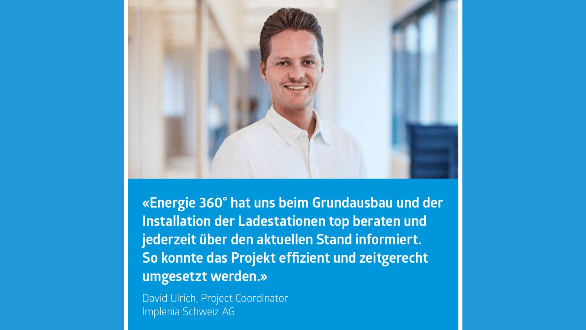 Ein lächelnder Mann im weissen Hemd steht in einem hellen Büroflur. Neben ihm steht eine blaue Zitatbox mit deutschem Text über effiziente Projektumsetzung, die David Ulrich, Projektkoordinator bei Implenia Schweiz AG, zugeschrieben wird.