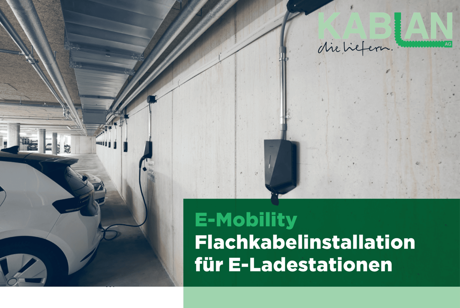 Ein weißes Elektroauto wird an einer Wandladestation in einem modernen Parkhaus geparkt und aufgeladen. Der Text lautet: E-Mobility Flachkabelinstallation für E-Ladestationen. Das KABLAN-Logo ist sichtbar.