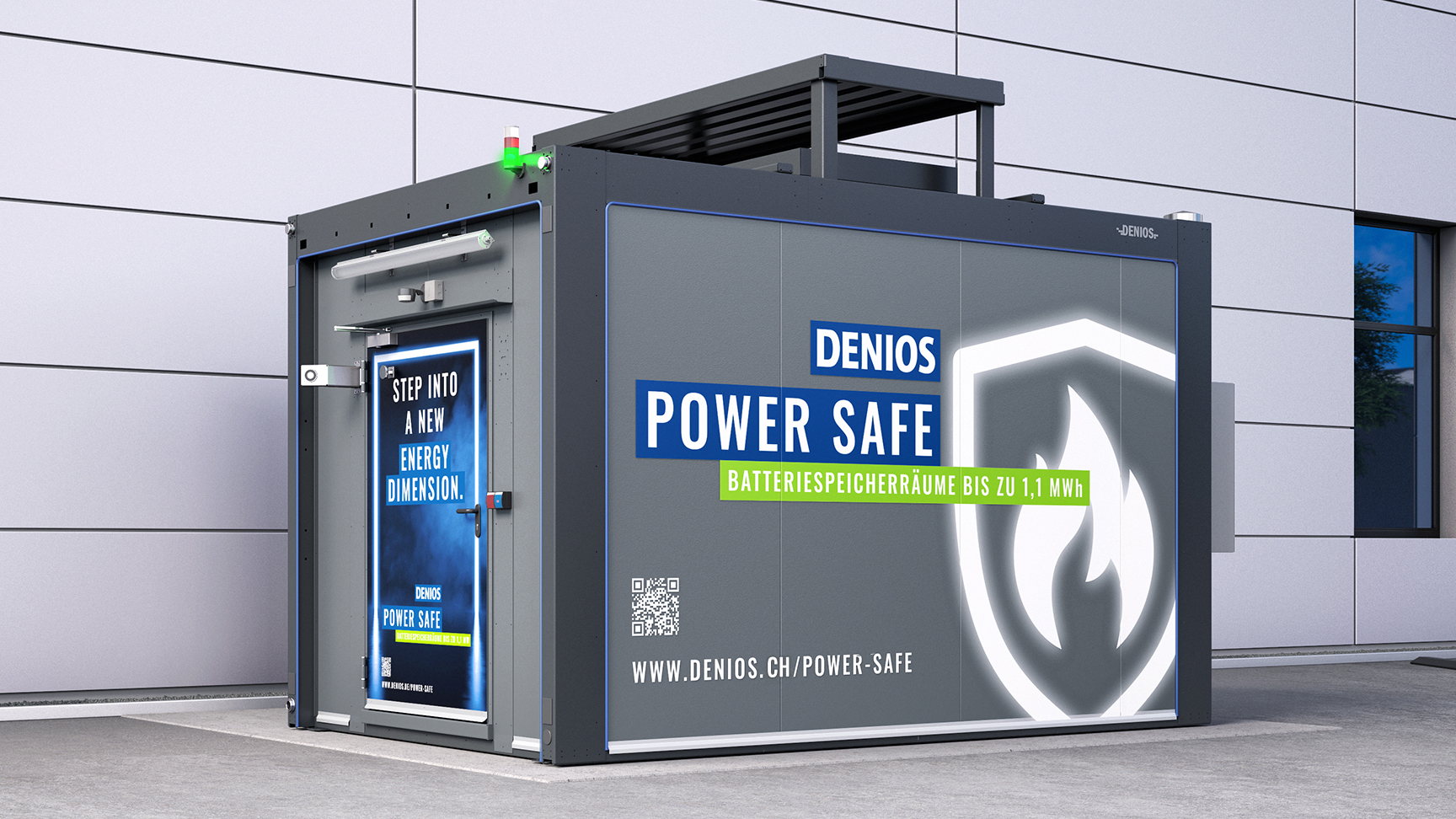 Ein grauer, kastenförmiger Energiespeicher mit der Aufschrift Denios Power Safe ist vor einem modernen Gebäude aufgestellt. An der Außenseite sind Schilder, eine Tür mit einem blauen Plakat und Sicherheitssymbole angebracht.