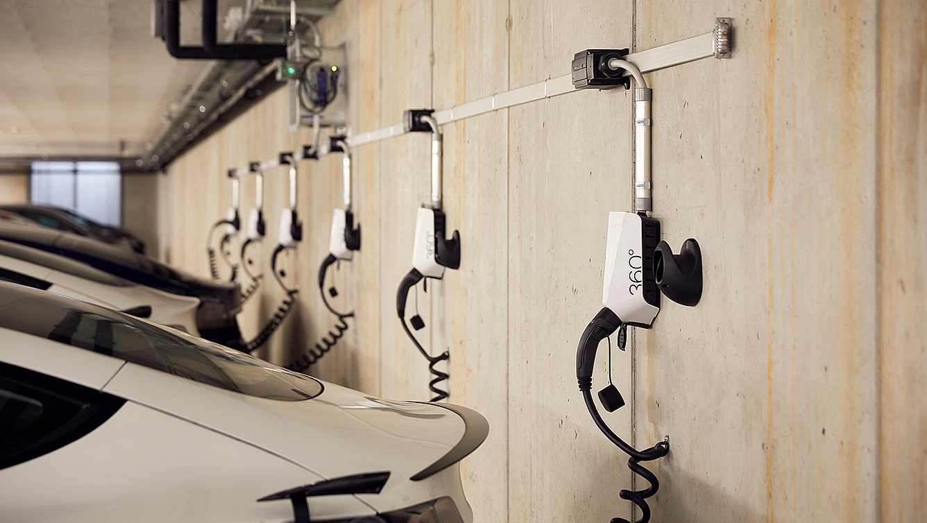 csm_skan-ag-slider-tiefgarage-ladestationen-wand-energie360_acecada86e.jpeg (1.1 MB)Die Ladestationen sind entweder an der Decke oder Wand montiert &ndash; je nach M&ouml;glichkeit.