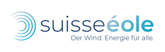 Logo der Suisse Éole mit blauen kreisförmigen Windlinien auf der linken Seite und dem Text suisseéole in Blau und Türkis. Darunter steht der Schriftzug Der Wind. Energie für alle. auf hellem Hintergrund.